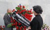 Líder parlamentaria de Vietnam rinde tributo póstumo a Fidel Castro