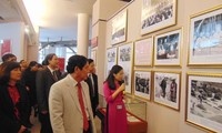 Presentan colección de fotos en honor al Partido Comunista y el desarrollo de Vietnam 