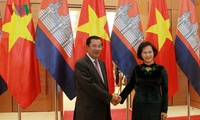 Líder parlamentaria de Vietnam recibe al premier camboyano