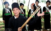 “Tơm”-el canto folclórico original de los Kho Mu