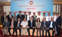Presidente del Frente de la Patria de Vietnam se reúne con miembros en ultramar