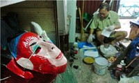 Única familia fabricante de tradicionales máscaras de cartulina en Hanoi