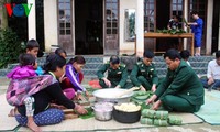 Nueva primavera visita la familia vietnamita