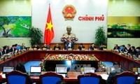Premier vietnamita urge a una dirección más drástica para eliminar dificultades de empresas