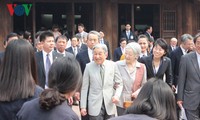 Monarcas japoneses se reúnen con estudiantes vietnamitas