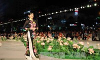 Ciudad Ho Chi Minh presenta Ao Dai a visitantes nacionales e internacionales
