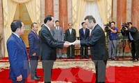 Presidente de Vietnam recibe a embajadores recién acreditados