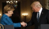 Donald Trump y Angela Merkel se reúnen por primera vez