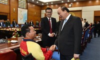 Premier vietnamita se reúne con jóvenes destacados del país