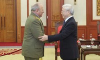 Líder político de Vietnam recibe a delegación militar de alto nivel de Cuba 