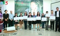 Premian a jóvenes vietnamitas en concurso de oratoria en inglés
