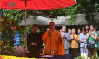 Budistas vietnamitas en Tailandia visitan su Patria