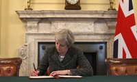 Theresa May firma la carta que solicita la salida del Reino Unido de la UE