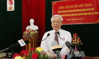 Máximo dirigente político guía desarrollo de provincia centro vietnamita