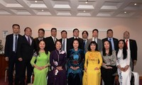 Jefa del Legislativo vietnamita se reúne con compatriotas en Europa 
