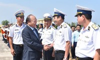 Primer ministro de Vietnam supervisa combatividad de fuerzas navales en región central