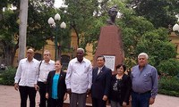 Delegación parlamentaria cubana rinde tributo a Martí y Ho Chi Minh