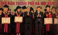 Hanói honra a los licenciados universitarios más sobresalientes