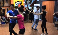 La moda de bailar salsa en Hanói