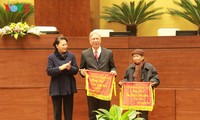Líder parlamentaria vietnamita elogia contribuciones de ex dirigentes y diputados 