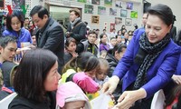 Líder parlamentaria vietnamita visita a niños enfermos de cáncer en Hanói
