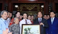 Primer ministro vietnamita visita famosa aldea ceramista de Bat Trang