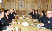 Máximo líder político de Vietnam conversa con presidente de Francia