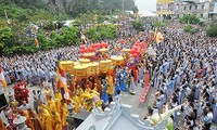 Miles de personas participan en la festividad en homenaje al bodhisattva Kuanyin en Da Nang