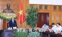 Consultores del primer ministro vietnamita opinan sobre el desarrollo económico del país 