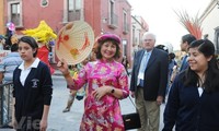 Vietnam presenta su traje tradicional durante un evento cultural en México