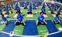 Cerca de 1.500 personas participan en demostración de yoga en Hanói