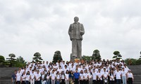 Jóvenes vietnamitas en ultramar visita tierra natal del presidente Ho Chi Minh