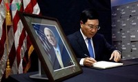Dirigentes vietnamitas expresan pesar por el deceso del senador estadounidense McCain