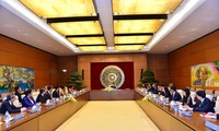 Líder parlamentaria de Vietnam recibe a participantes en Conferencia sobre Mujer 