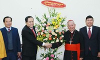 Presidente del Frente de la Patria felicita a creyentes cristianos y protestantes en Hanói por Navidad 2018