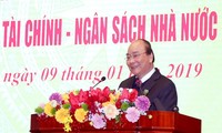 Premier vietnamita pide diseñar mecanismos a favor de pequeñas y medinas empresas