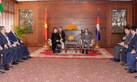 Titular del Parlamento vietnamita se reúne con líderes camboyanos