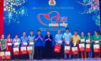 Titular parlamentaria vietnamita con trabajadores de Binh Duong