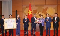 Presidenta del Parlamento vietnamita entrega aporte empresarial a actividades comunitarias