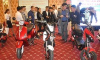 Presentan las primeras motos eléctricas inteligentes de Vietnam