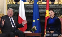 Líder parlamentaria de Vietnam se reúne con presidente del Senado francés