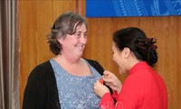 Directora de programa humanitario estadounidense condecorada con Orden de Amistad de Vietnam 