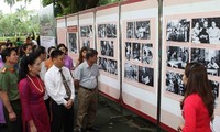 Presentan imágenes y objetos relativos a los destacados en el seguimiento de la moral y el ideario de Ho Chi Minh