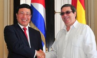 Cancilleres de Vietnam y Cuba dialogan sobre desarrollo de vínculos tradicionales