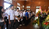 Jóvenes expatriados de Vietnam visitan tierra natal del presidente Ho Chi Minh
