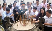 Rinden homenaje al ex secretario general Le Duan y héroes mártires