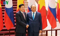 Primeros ministros de Vietnam y Laos dialogan sobre relaciones bilaterales
