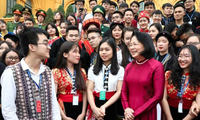 Vicemandataria de Vietnam se reúne con estudiantes étnicos sobresalientes