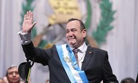 El nuevo presidente de Guatemala toma posesión