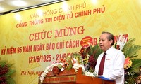 Viceprimer ministro vietnamita visita la sede del periódico electrónico del Gobierno